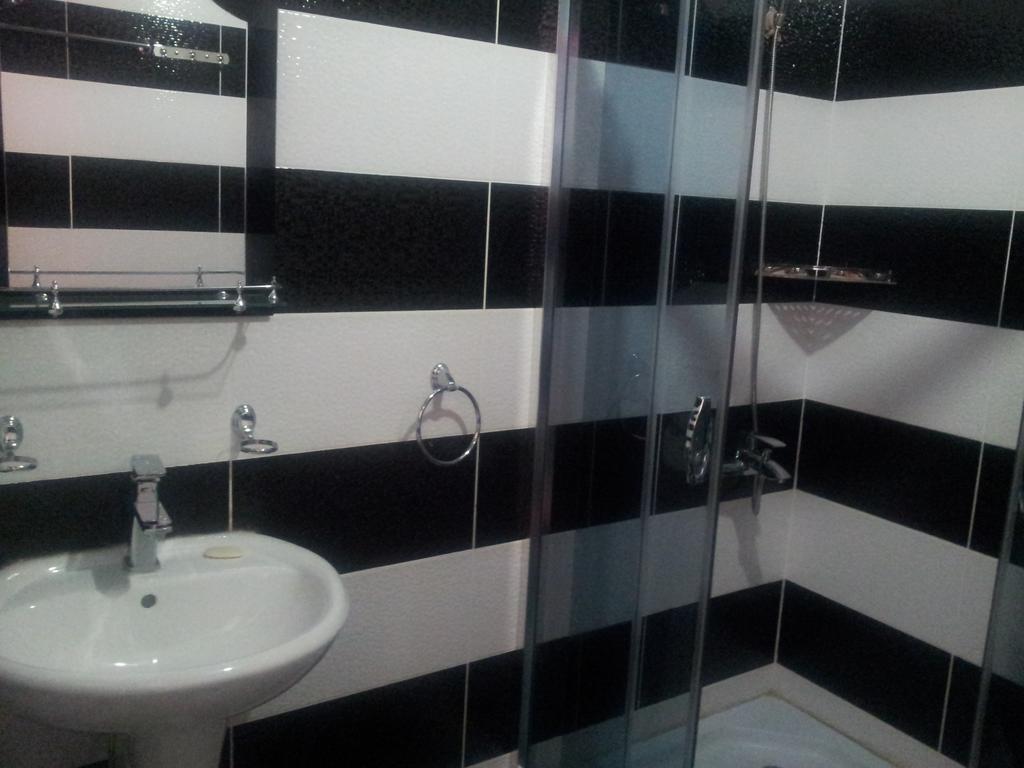 Red Stone Guest House Stepantsminda Quarto foto